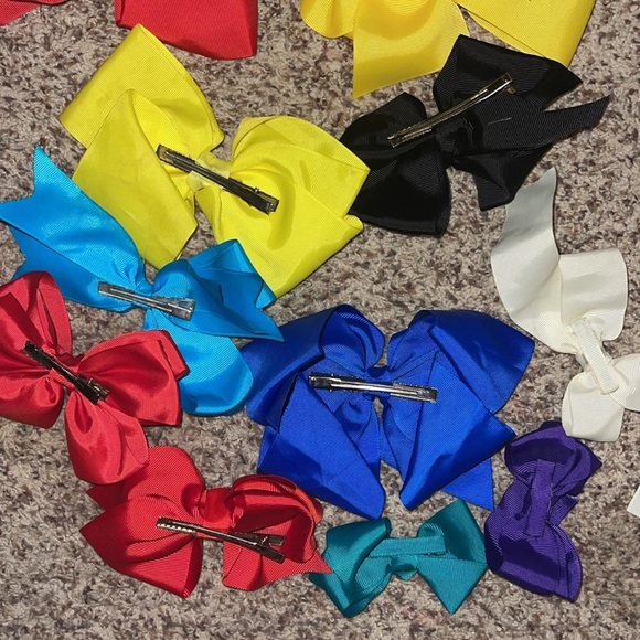 Bundle solid color hair bows extra large & small some never worn - Picture 4 of 4